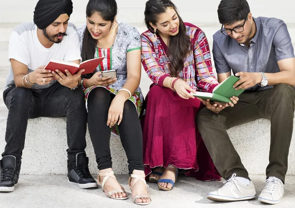 Vackra indiska studenter studera tillsammans — Stockfoto