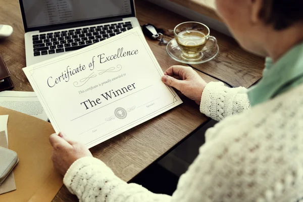 Mujer sosteniendo premio —  Fotos de Stock