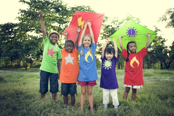 Bambini che giocano con aquiloni volanti — Foto Stock