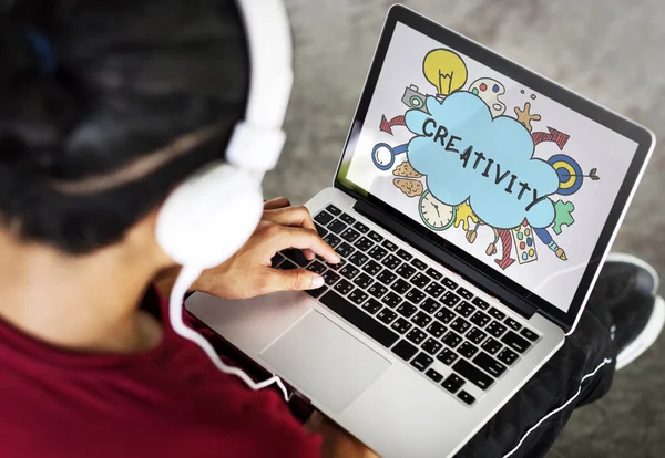 Man met behulp van computer — Stockfoto