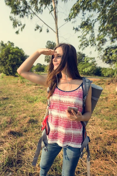 Mujer escuchando música en auriculares —  Fotos de Stock