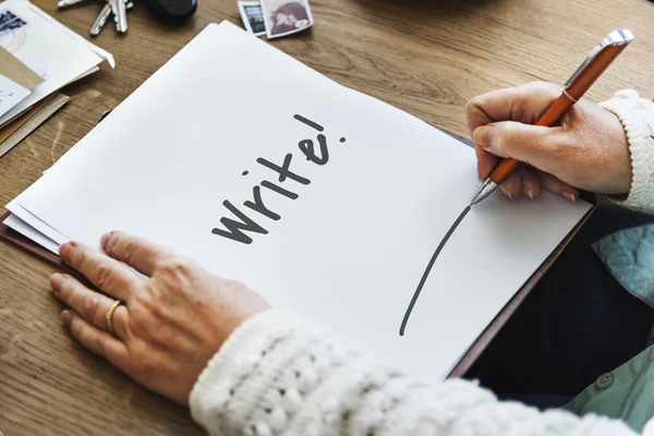 Person skriva noter på vitt papper — Stockfoto