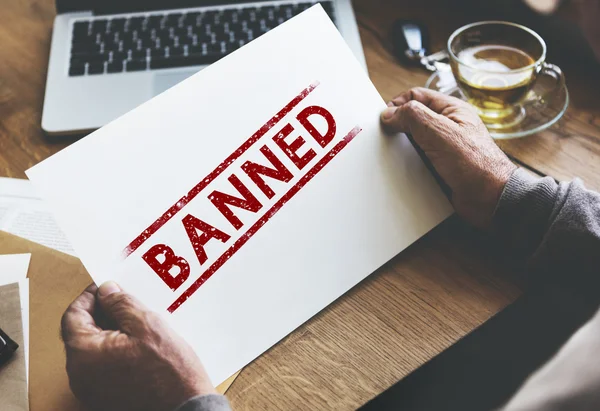 Senior man holding white paper — Stock Photo, Image