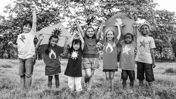 Enfants jouant avec des cerfs-volants — Photo