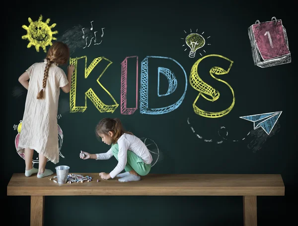 Kinder malen auf Tafel — Stockfoto