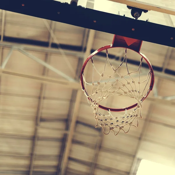 Баскетбольное кольцо на стадионе — стоковое фото