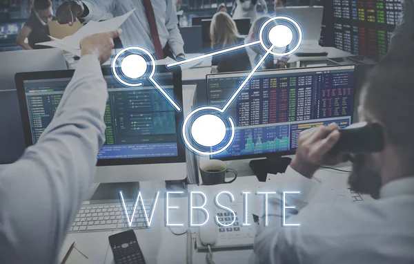 働くビジネスマンとウェブサイト — ストック写真