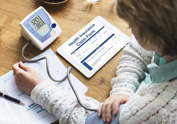 Vrouw controle bloeddruk — Stockfoto