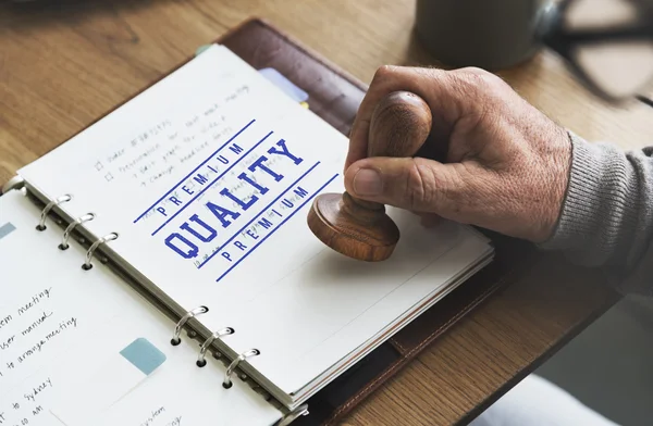 Man stempel zetten papieren notitieblok — Stockfoto