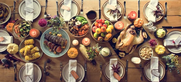 Table servie avec de délicieux aliments — Photo