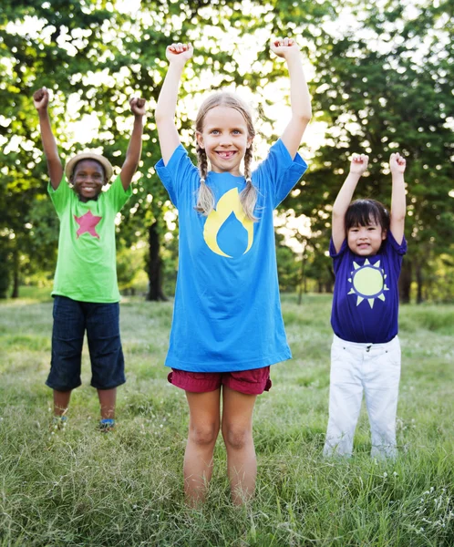 Multiethnische Kinder im Freien — Stockfoto