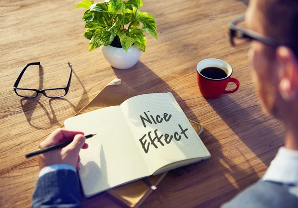 Hombre de negocios escribiendo notas en el diario — Foto de Stock