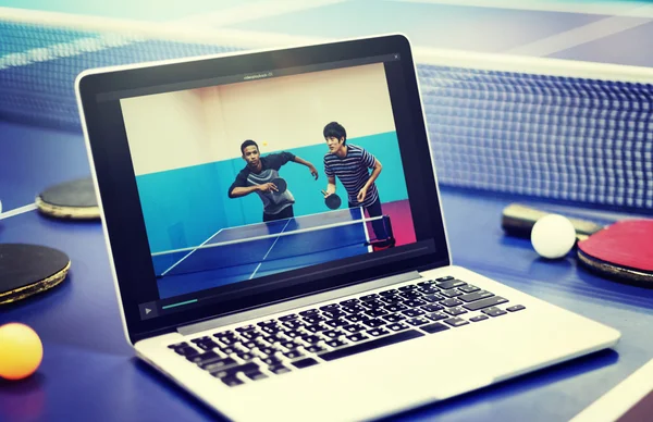 Geopende laptop op de ping pong tafel — Stockfoto