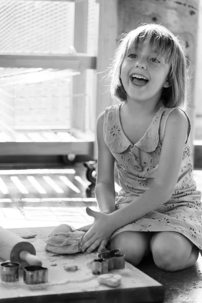 Fille faire des biscuits maison — Photo