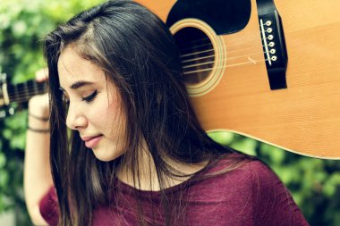 akustik gitar ile genç kadın