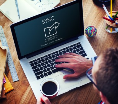 dizüstü bilgisayar kullanan adam