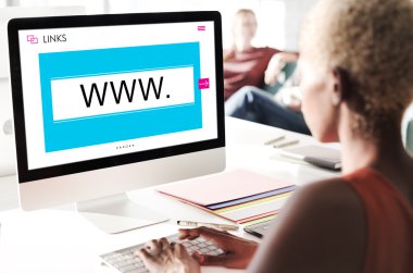 Bilgisayarda çalışan iş kadını 