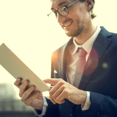 işadamı tablet ile çalışma 