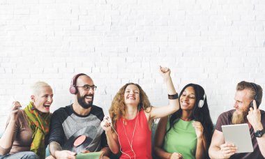 insanlar oturur koltukta cihazlar ile 