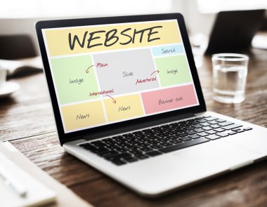 çalışma alanı tablo üstünde laptop  