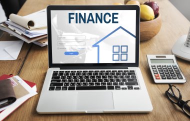 ekranda metin olan dizüstü bilgisayar