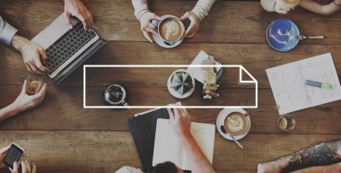 insanlar masada oturup kahve ile