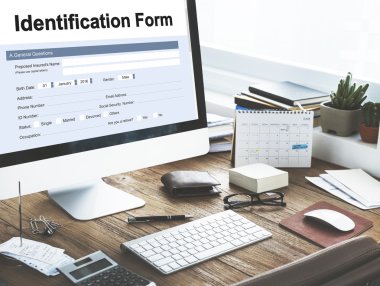 bilgisayar monitöründe ofis çalışma masası