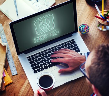 dizüstü bilgisayar kullanan adam