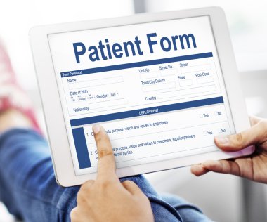 Dijital tablet elinde tutan kişi