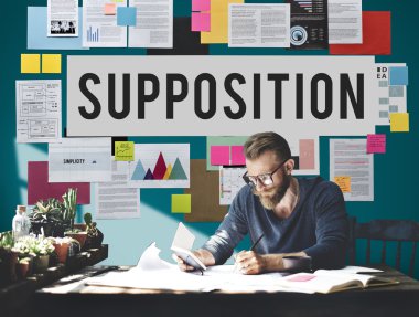 Not Çalışma masasında adam