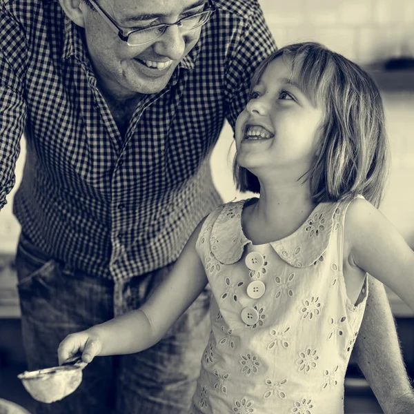 Adorable niña con padre —  Fotos de Stock