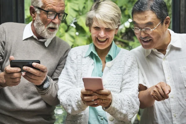 Pensionamento utilizzando dispositivi digitali — Foto Stock