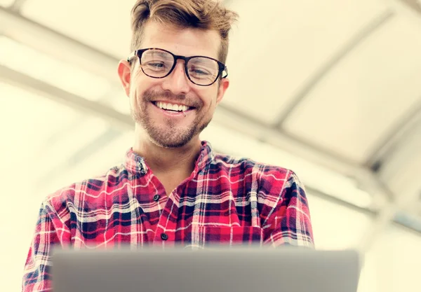 Jovem homem usando laptop — Fotografia de Stock