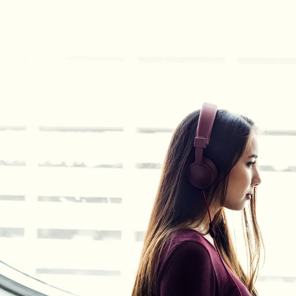 Mujer joven con auriculares — Foto de Stock