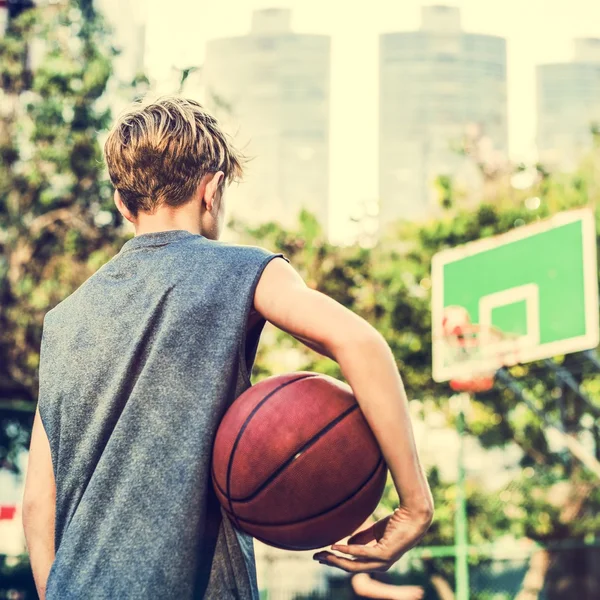 Junge hält Basketballball — Stockfoto