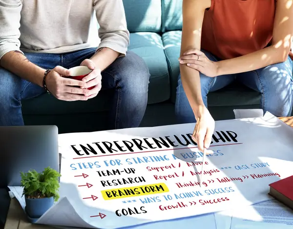 Mujer mostrando en cartel con Emprendimiento — Foto de Stock