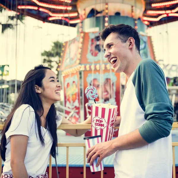 Casal rindo no parque de diversões — Fotografia de Stock
