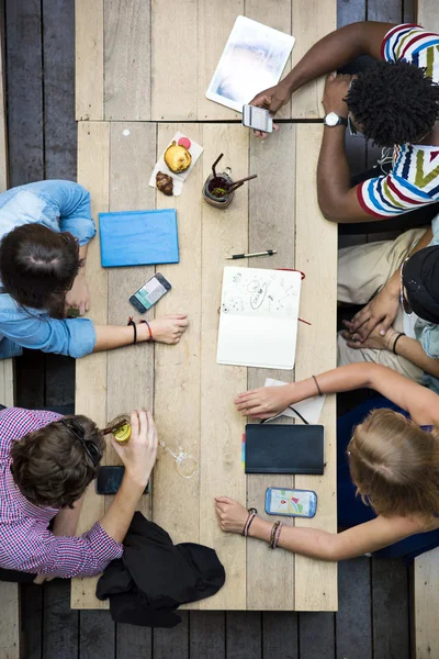 Étudiants apprenant ensemble — Photo