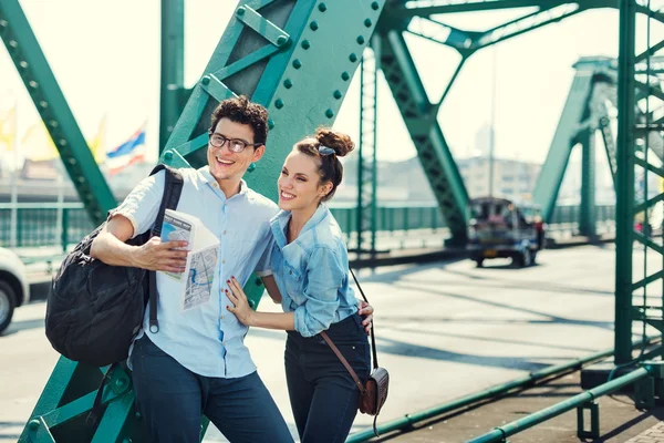 Un par de viajeros juntos — Foto de Stock