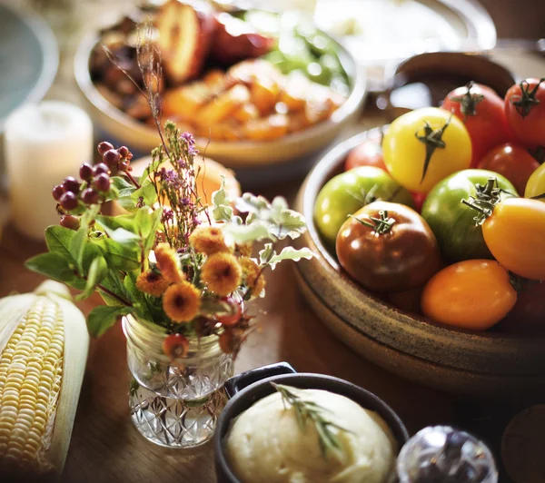 음식과 아름 다운 봉사 표 — 스톡 사진