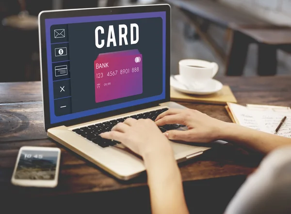 Vrouw in café werken met laptop — Stockfoto