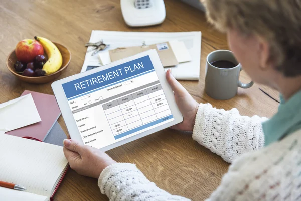 Mujer sosteniendo tableta digital — Foto de Stock