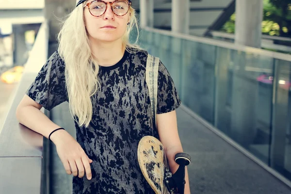 Menina adolescente elegante com skate — Fotografia de Stock