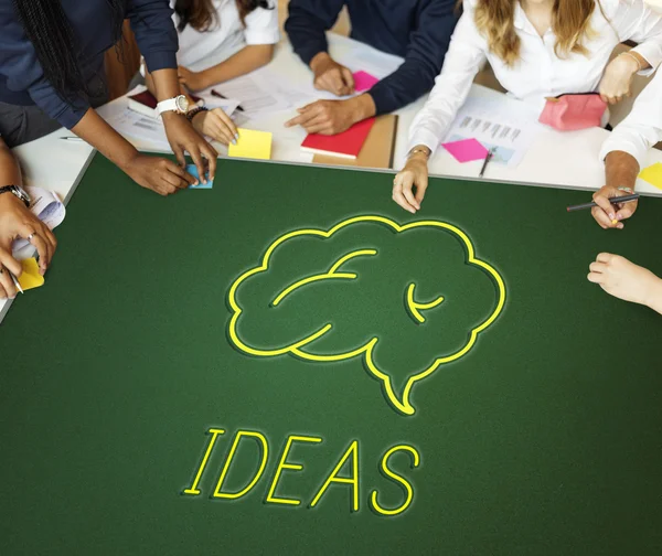 Grupo de estudiantes ideas de lluvia de ideas — Foto de Stock