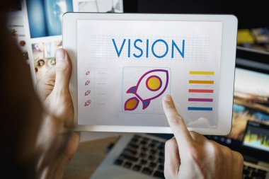 Dijital tablet kullanan adam  