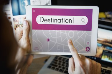 Dijital tablet kullanan adam