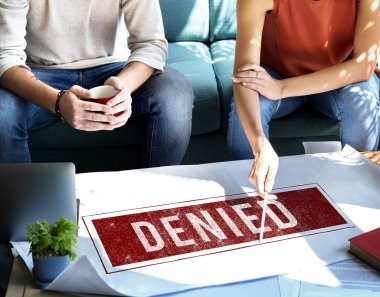 Poster reddedildi ile gösterilen kadın