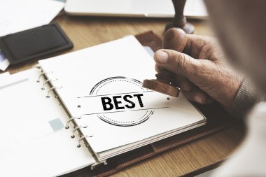 damga kağıt defter üzerinde koyarak adam