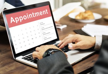 Dizüstü bilgisayar kullanan iş adamı