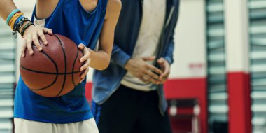 adam ve çocuk basketbol oynarken